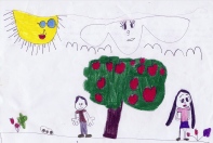 A garota sentou-se quieta e apenas levantou para apontar o lápis. Desenhou um jardim, a mãe e o pai, o sol, a nuvem e um lago. Fez a mãe e o pai porque acha delicado.